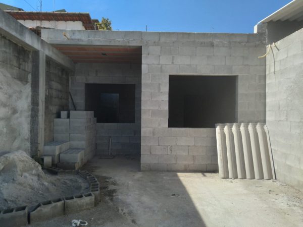 Casa em construção em Biritiba Mirim